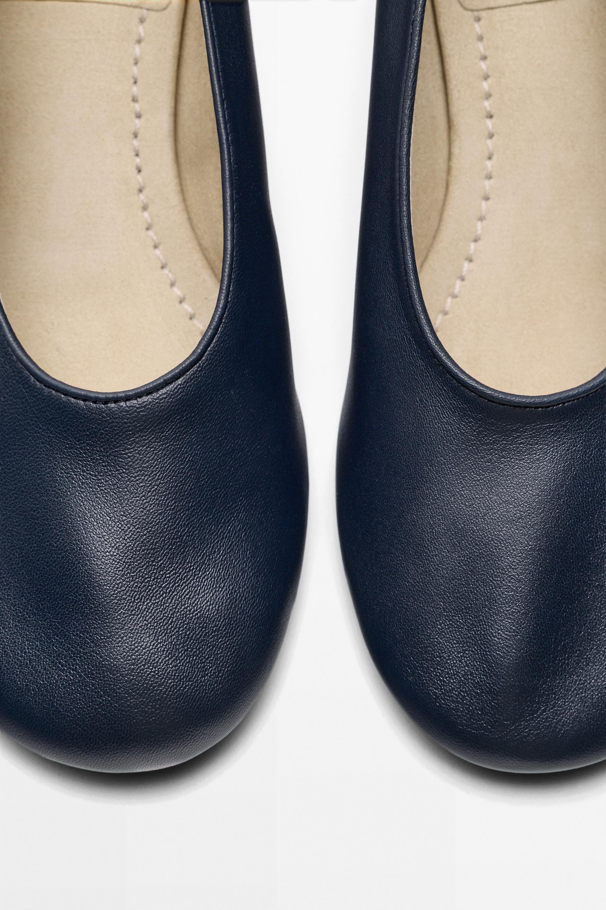 Soft leather heel shoes